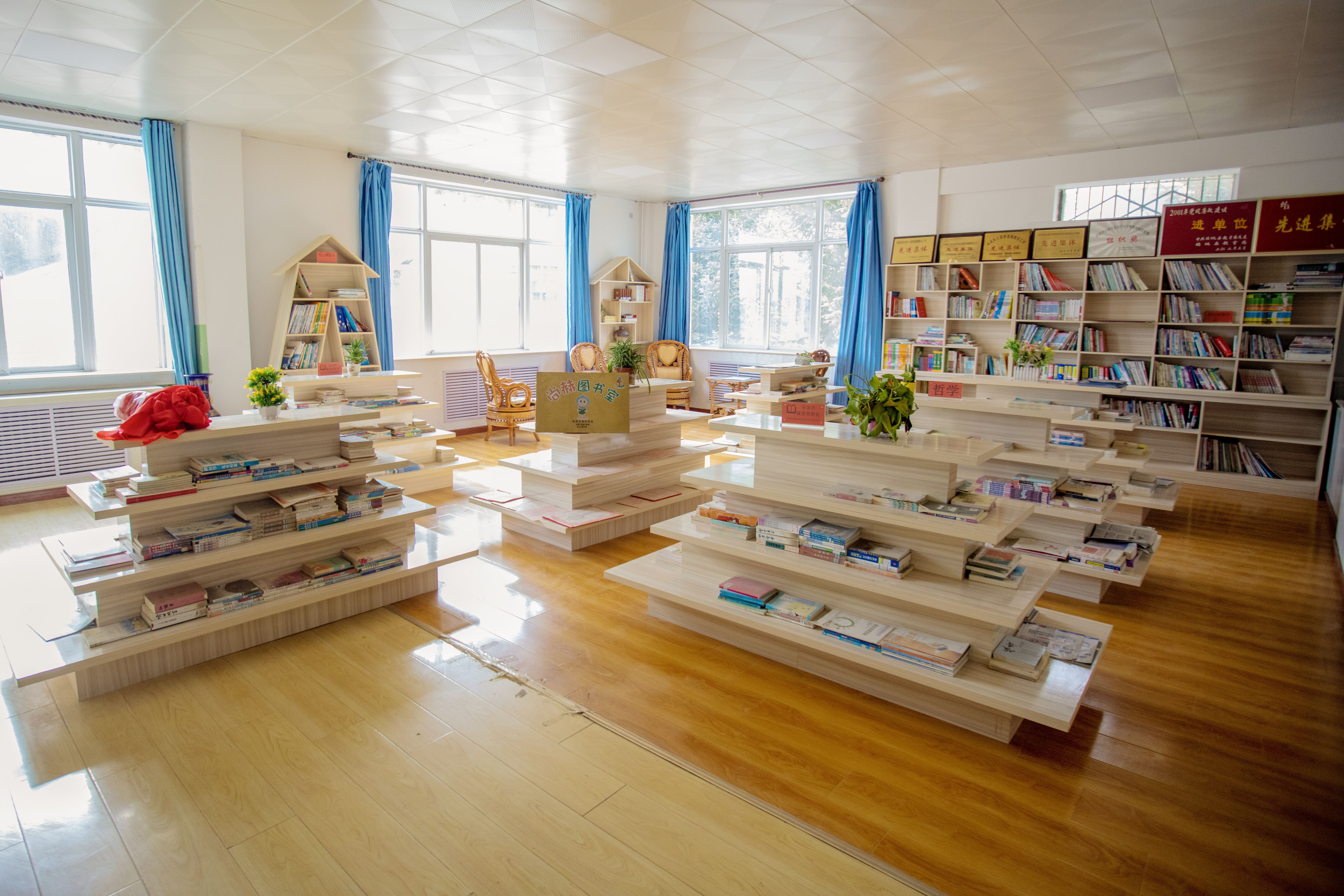 天津高校大学生记者走进新爱体育（官网）官方网站公益小学开展“书香悦读，筑梦成长”活动